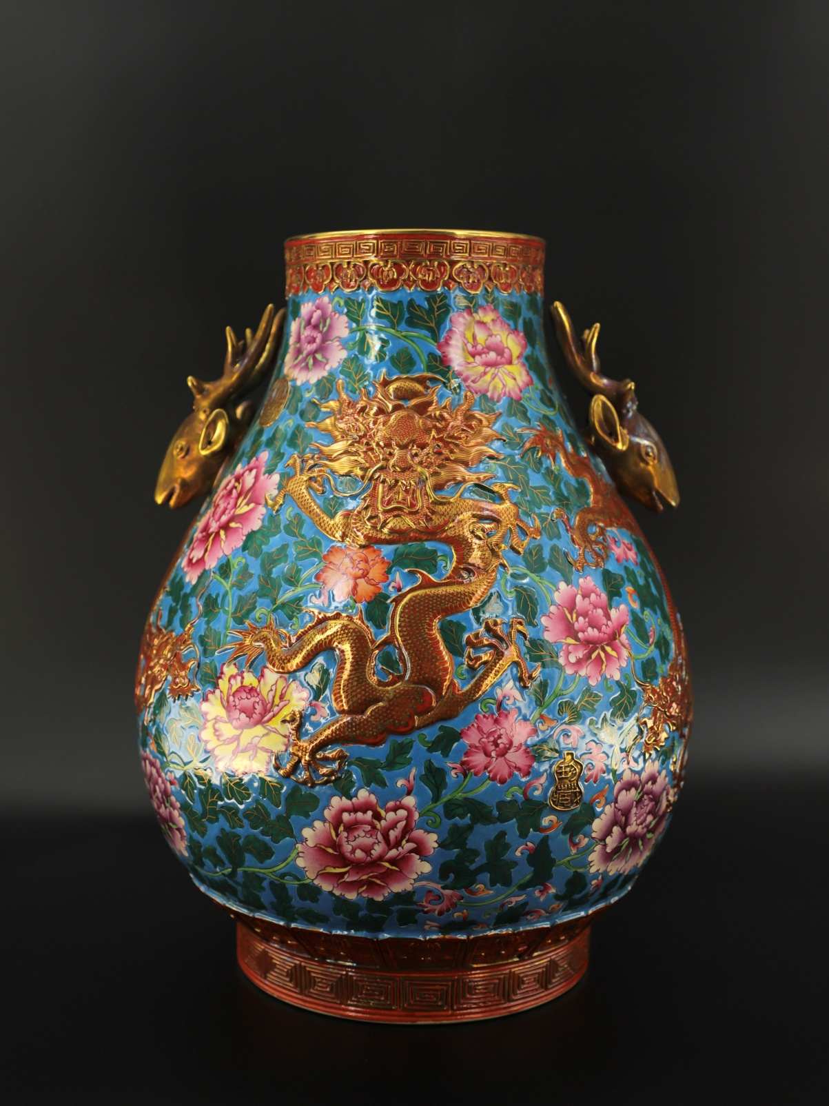 清乾隆藍地琺瑯彩描金浮雕龍紋鹿頭尊：匠心凝萃，瓷苑瑰寶