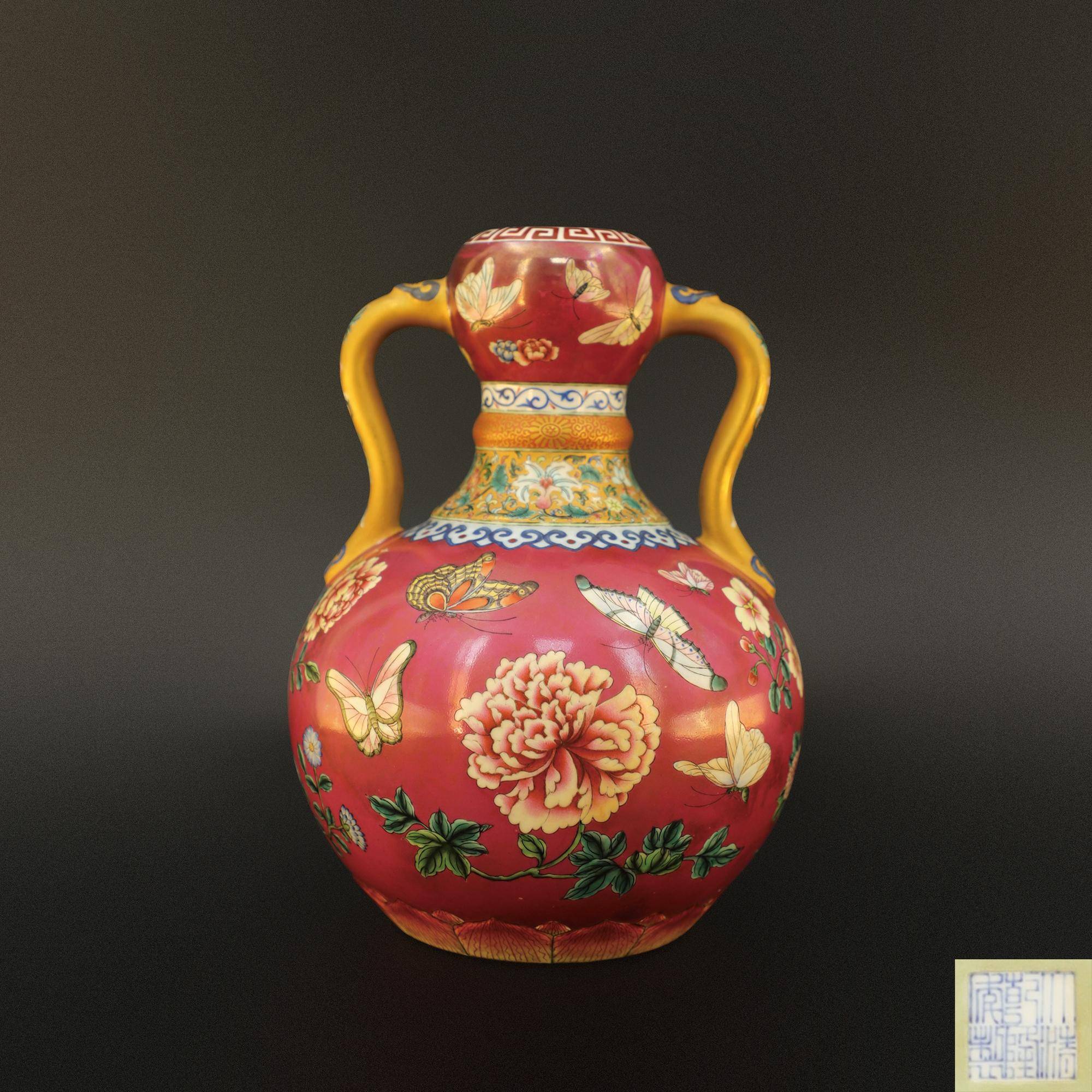 多祿溙2026春季拍賣徵集:清 胭脂紅地粉彩花蝶紋描金雙耳蒜