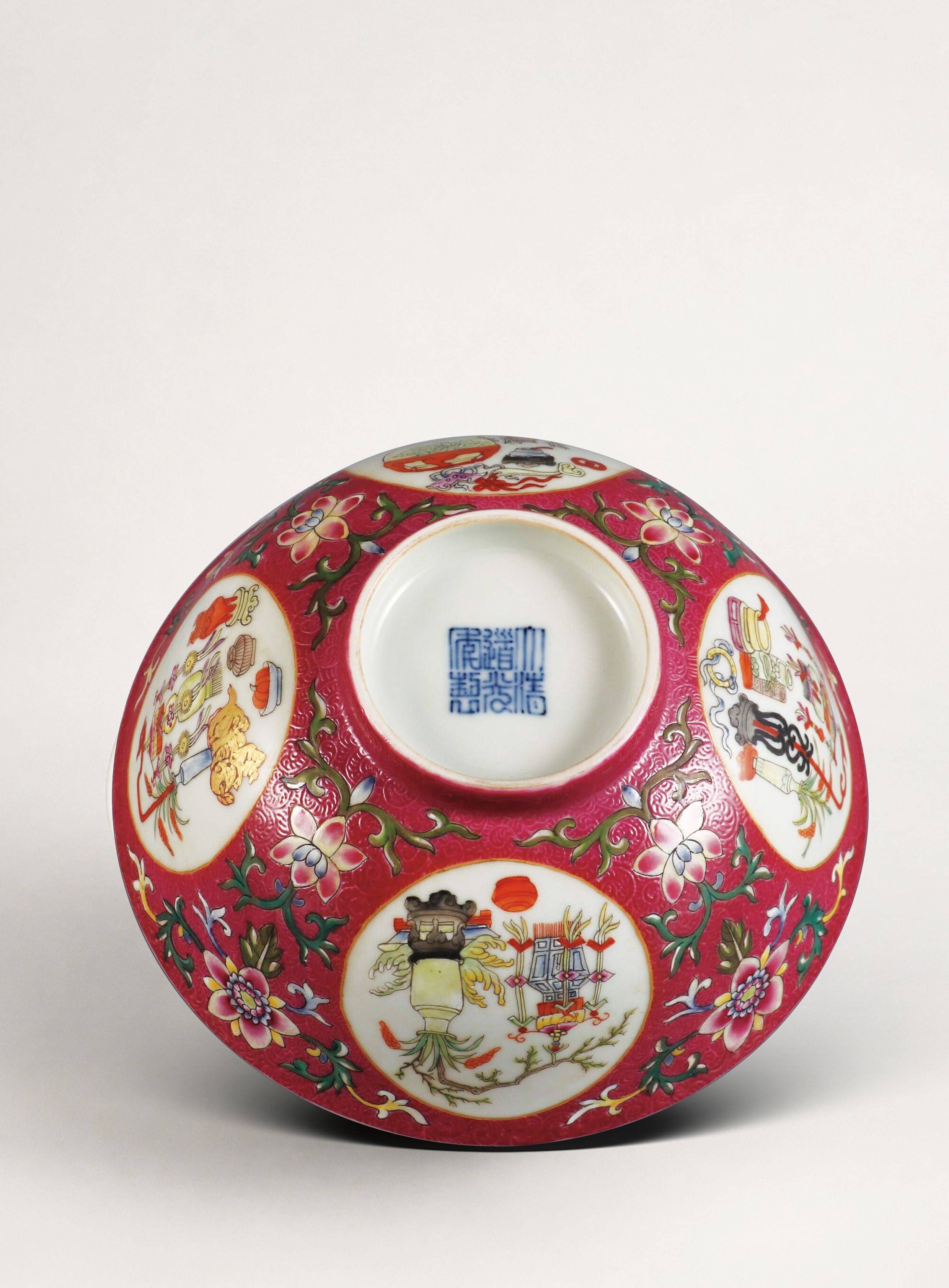 胭脂紅地軋道粉彩開光五穀豐登內青花碗| Lot Details