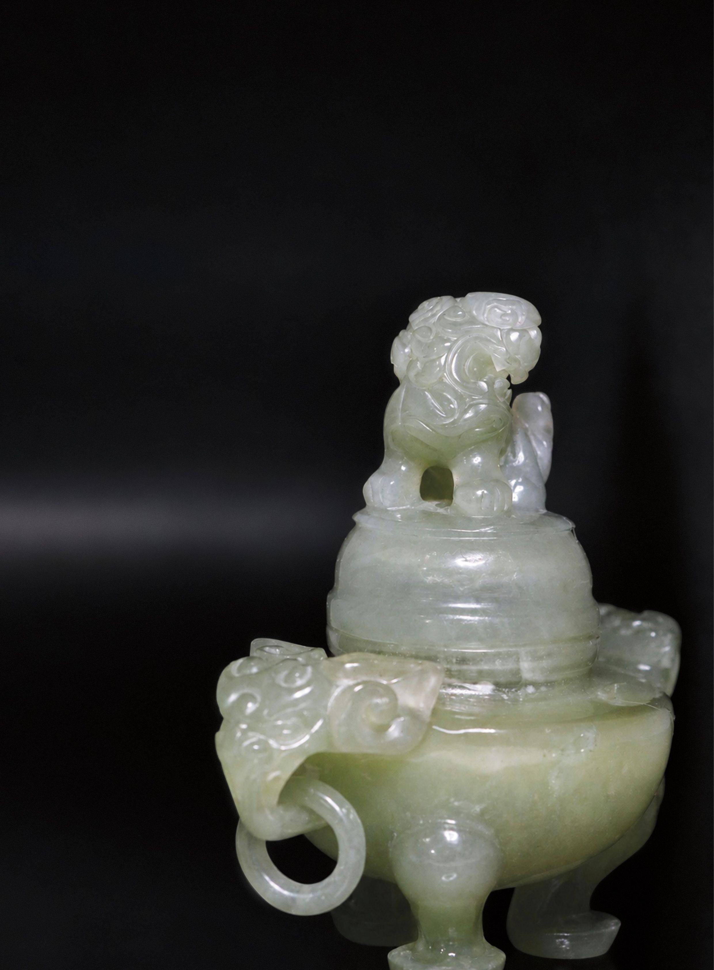 岫岩玉獅鈕活環耳三足蓋爐| 藏品詳情