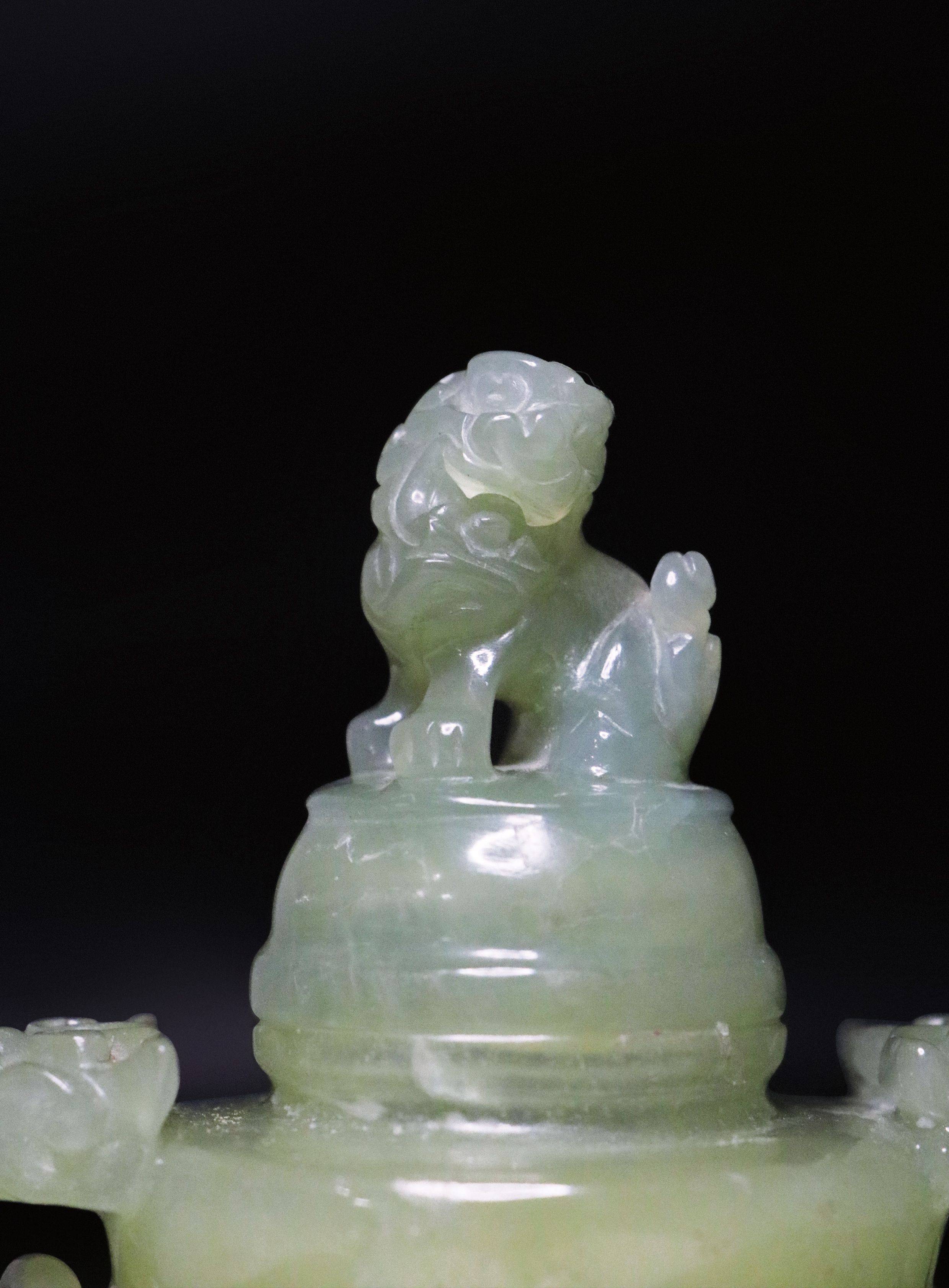 岫岩玉獅鈕活環耳三足蓋爐| 藏品詳情